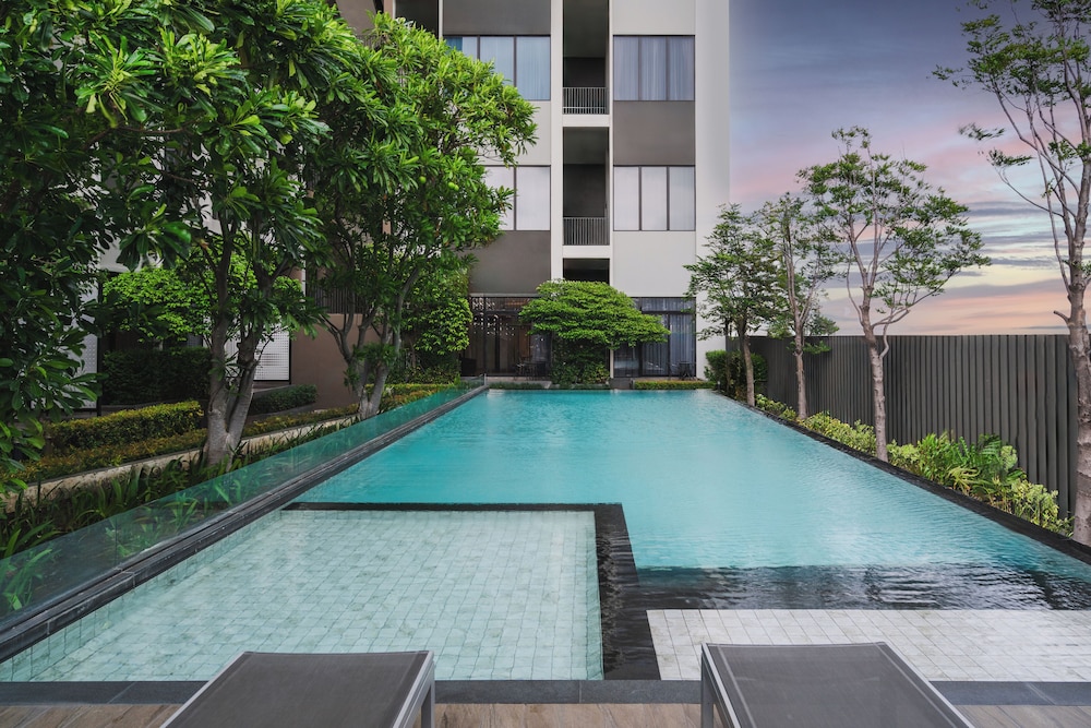 Q-Box Bangkok Blossom Hotel