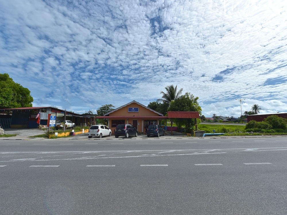 Awan Biru Motel by OYO
