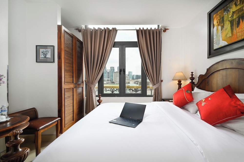 Halo Hotel