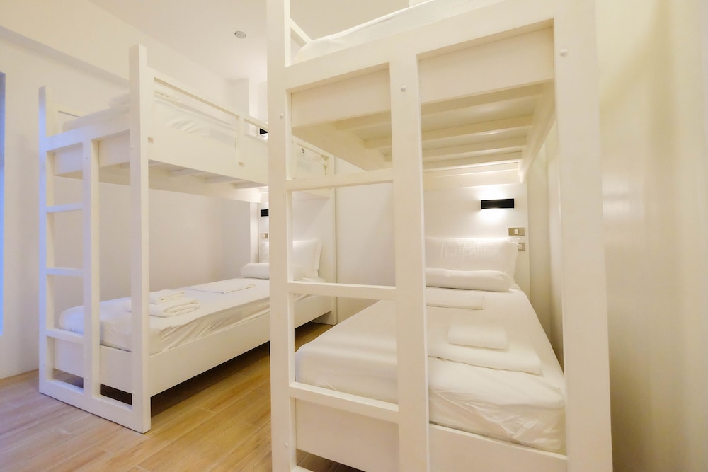 Heroes Hotel
