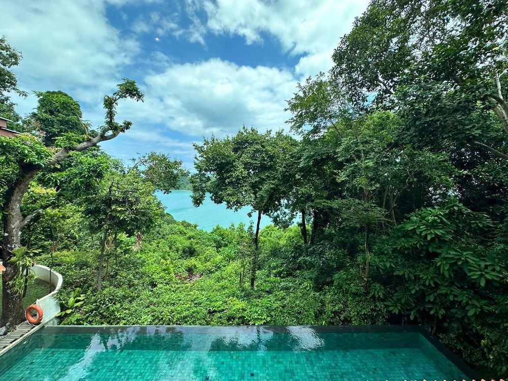 Ambong Pool Villas